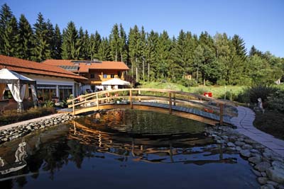 Ferienhaus und Teich