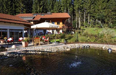 Ferienhaus und Teich