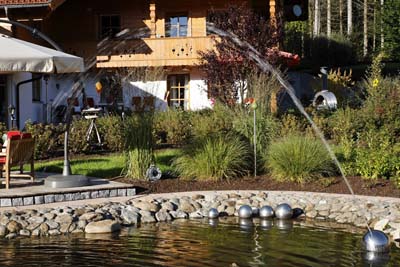 Ferienhaus und Teich